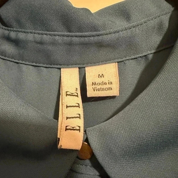 Elle Scalloped Trim Blue Blouse Top Size Medium - Picture 2 of 9